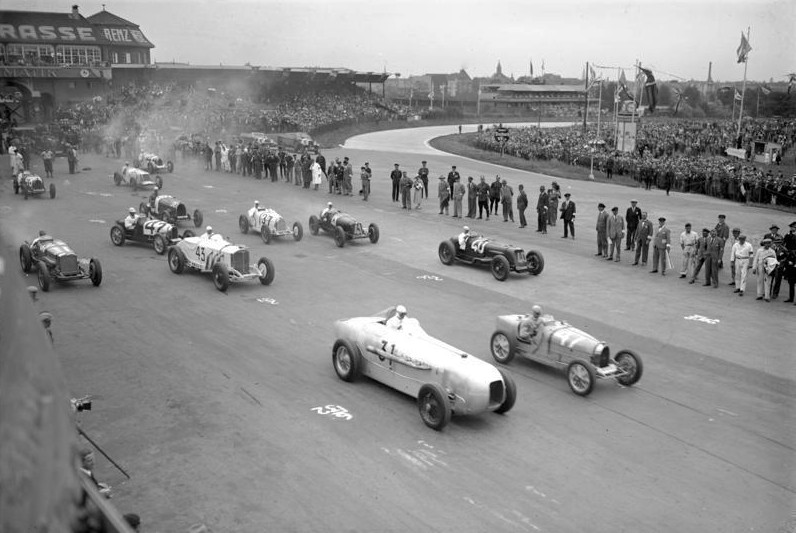 https://de.wikipedia.org/wiki/Silberpfeil#/media/Datei:Bundesarchiv_Bild_102-13505,_Berlin,_Automobilrennen_auf_der_Avus.jpg